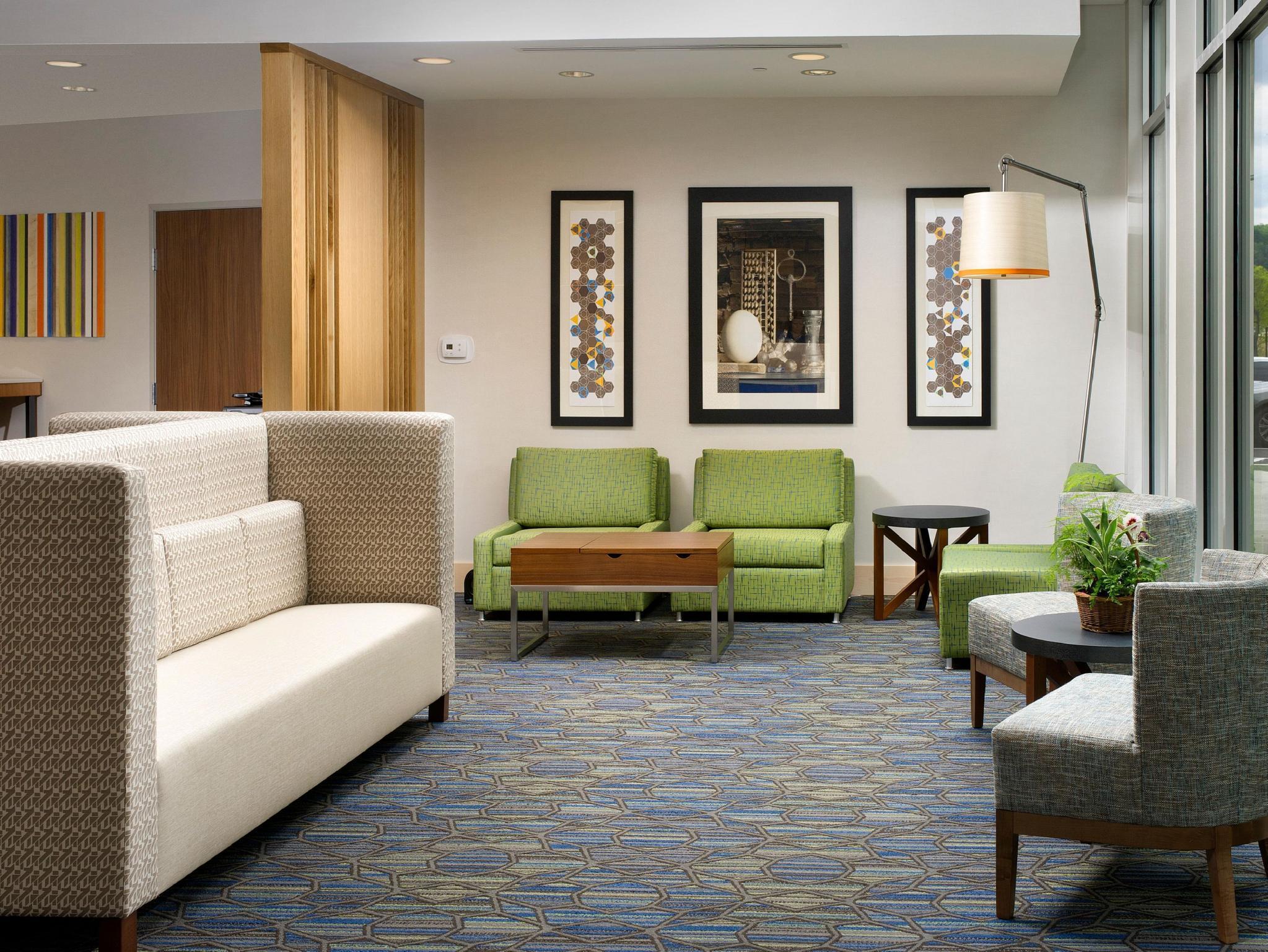 Holiday Inn Express & Suites By Ihg Altoona By Ihg Екстер'єр фото