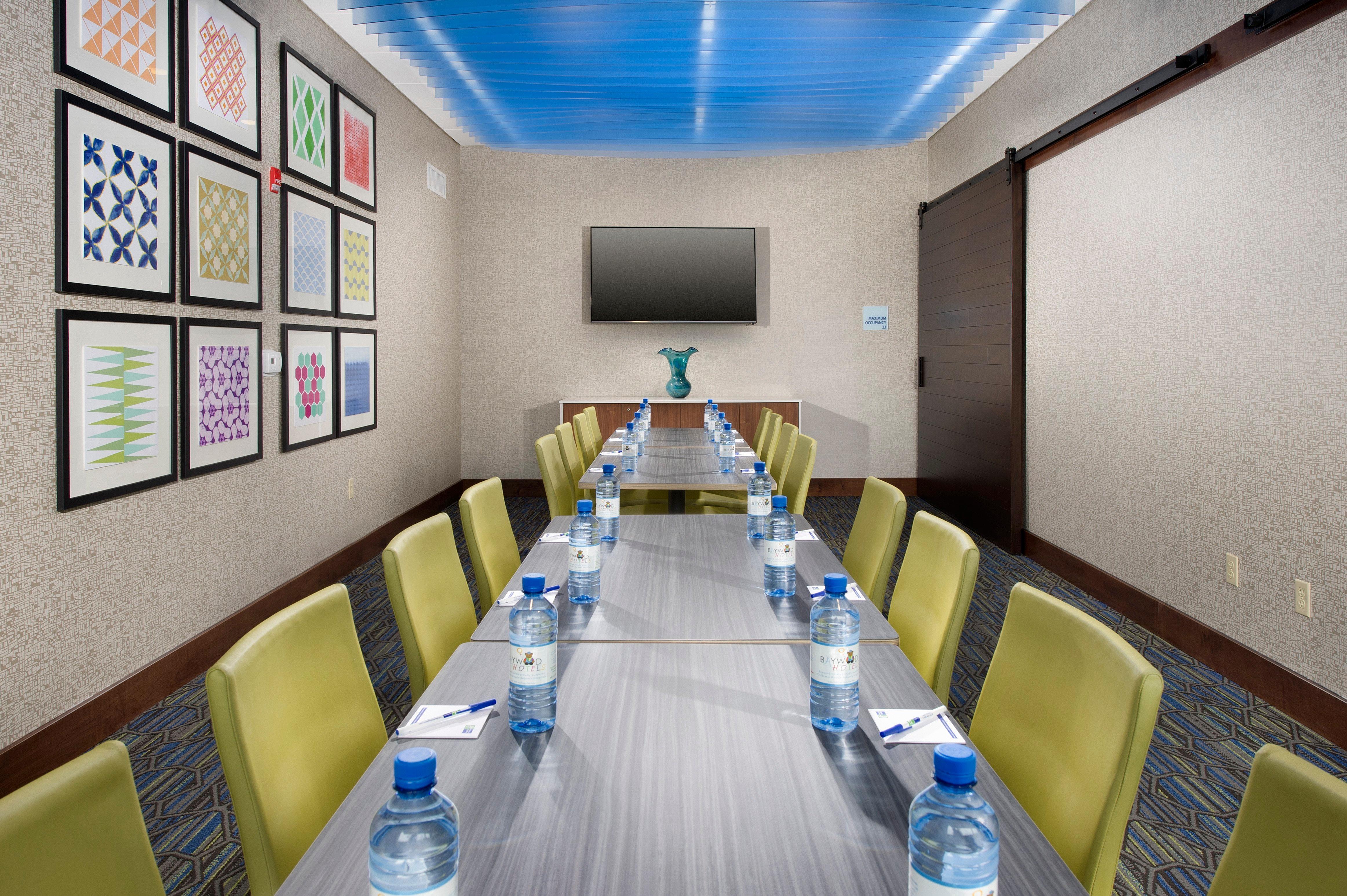 Holiday Inn Express & Suites By Ihg Altoona By Ihg Екстер'єр фото