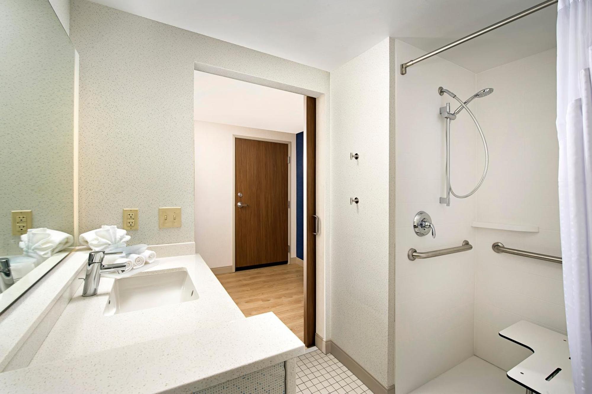 Holiday Inn Express & Suites By Ihg Altoona By Ihg Екстер'єр фото